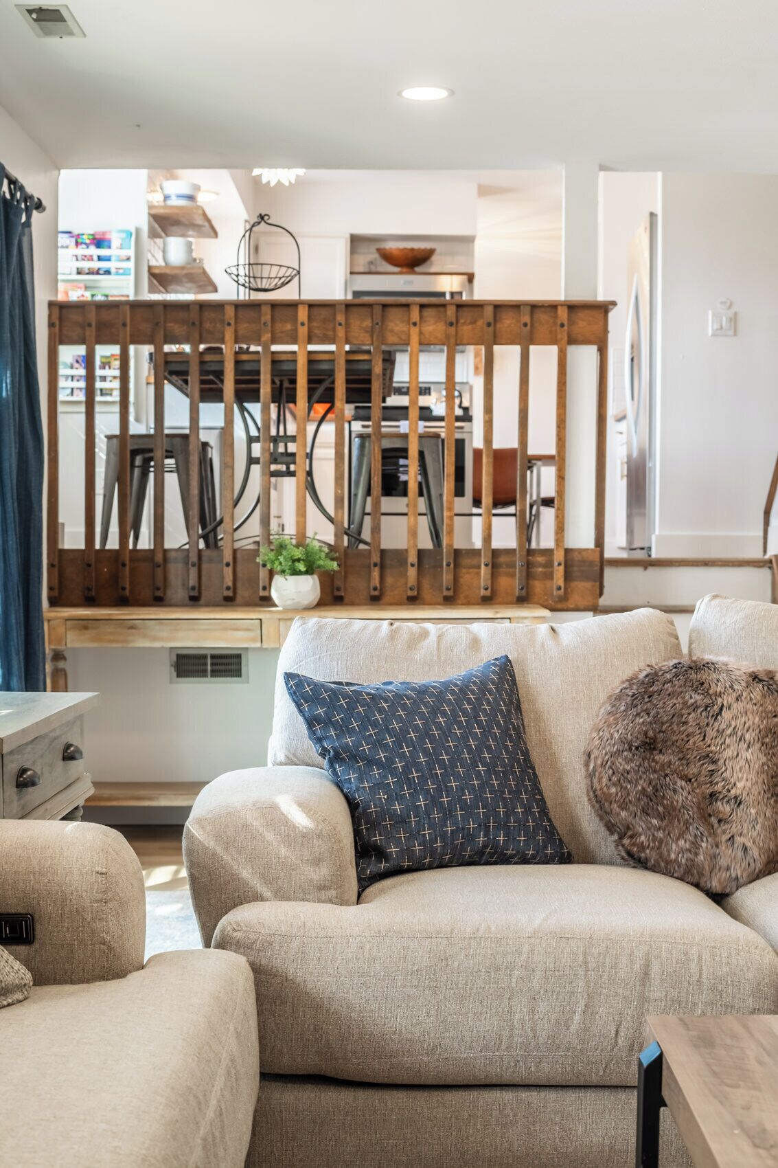 TV connectée, cheminée, jeux vidéo, livres