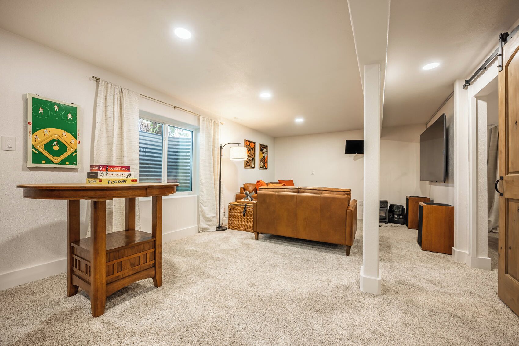 Smart TV, lareira, videogames, livros