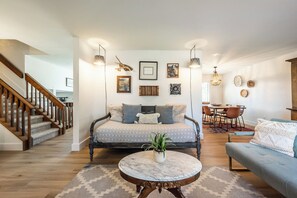 TV connectée, cheminée, jeux vidéo, livres