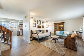 TV connectée, cheminée, jeux vidéo, livres