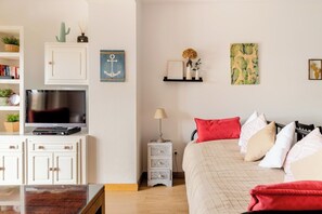 2 bedrooms, soundproofing, iron/ironing board, free WiFi - Casa de Las Flores Apartment with private garden in front of the beach of Comillas (Comillas)
