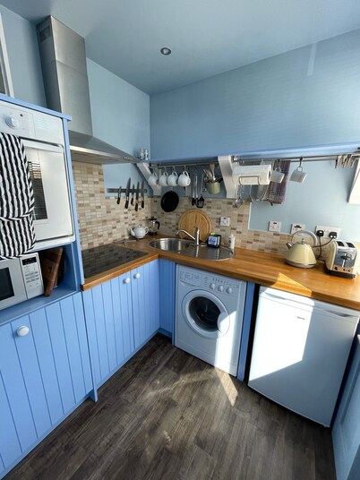 Elie Residence Studio Apartment, perfect for 2! Ground-floor.