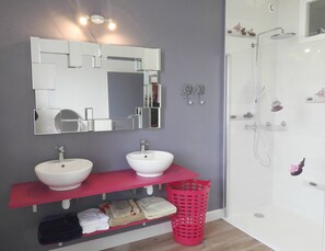 Douche, sĂšche-cheveux, serviettes fournies, papier toilette