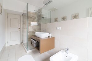 Haartrockner, Handtücher, Seife, Toilettenpapier