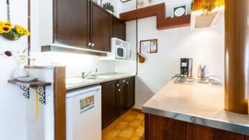 Réfrigérateur, micro-ondes, plaque de cuisson, cafetiÚre/bouilloire