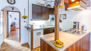 Réfrigérateur, micro-ondes, plaque de cuisson, cafetiÚre/bouilloire