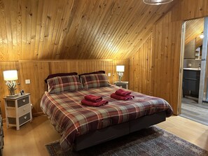 5 bedrooms, desk, iron/ironing board, travel crib - La Pommière 5* - sleeps 14 superb views 15 minutes ski station bain nordique (Beauvezer)