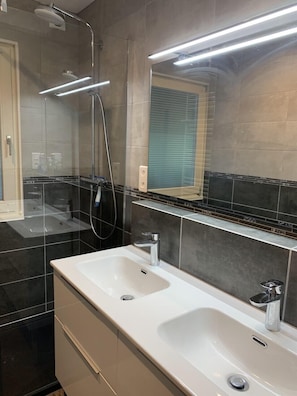 Bañera con ducha, artículos de tocador ecológicos, secador de pelo