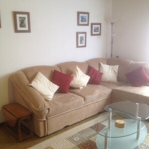 Fernseher, DVD-Player, Bücher, Stereoanlage