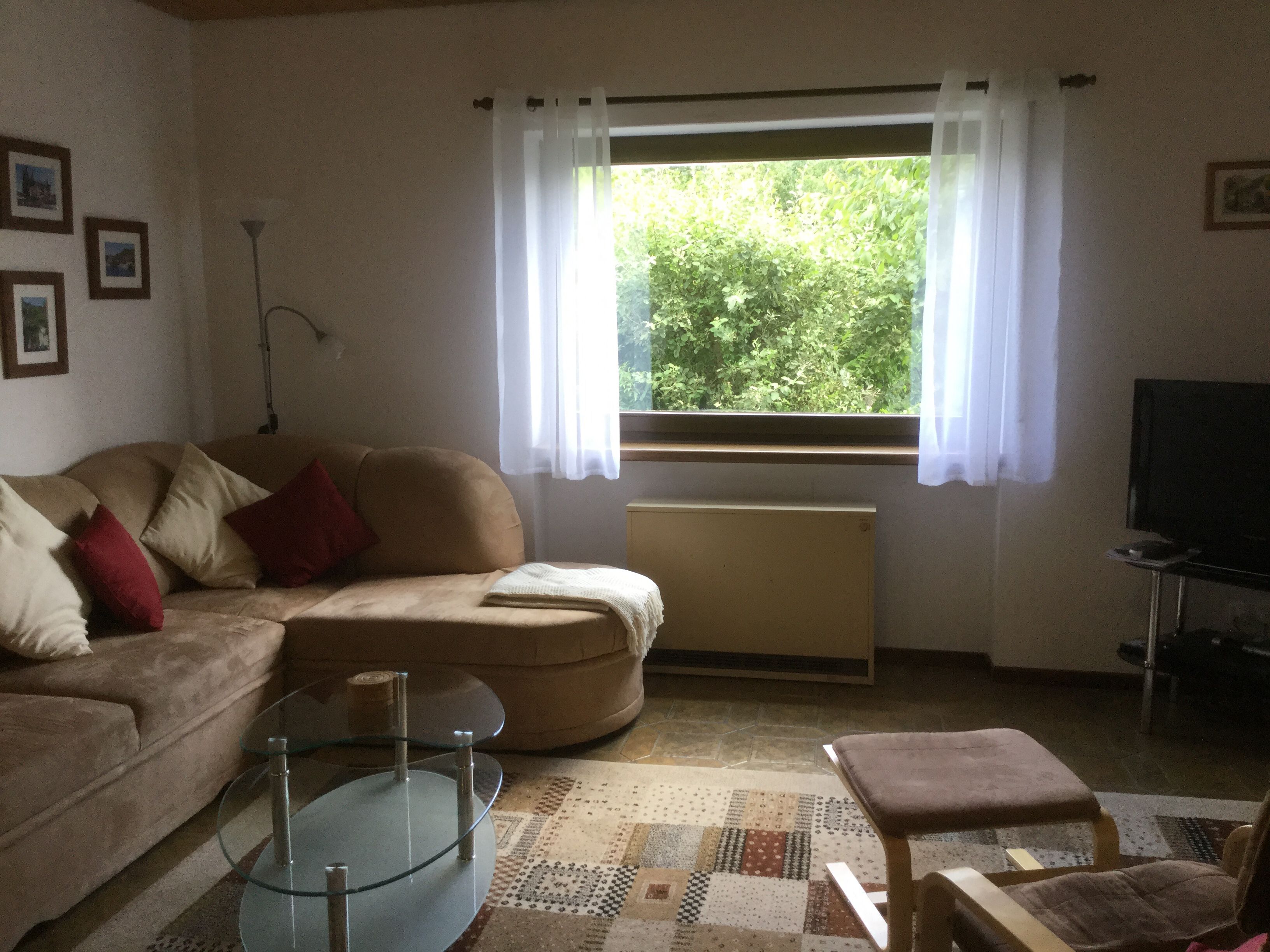 Fernseher, DVD-Player, Bücher, Stereoanlage