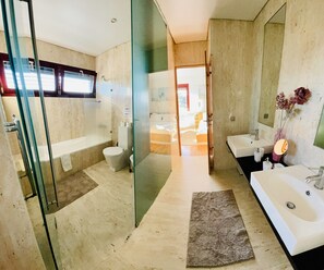 Combined shower/bathtub, jetted bath, hair dryer, bidet - I L❤️VE U! Villa. Sea view! SPA! Heated Pool! Cinema! Private Chef! (Ericeira)