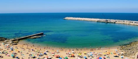 Perto da praia, espreguiçadeiras, toalhas de praia 