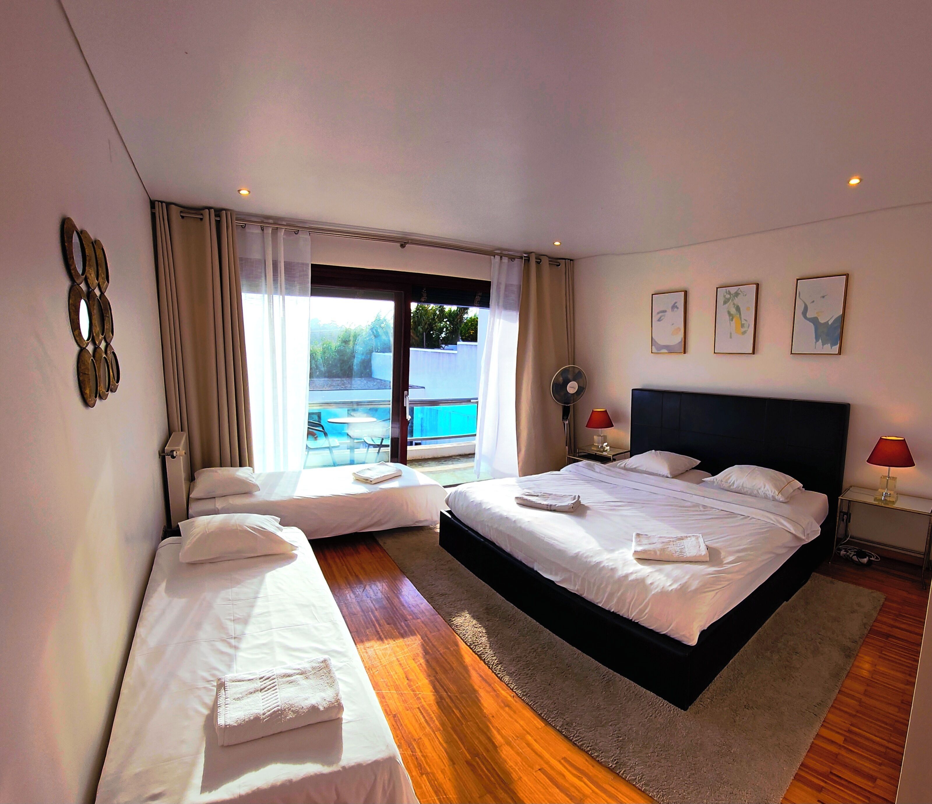 5 sovrum, värdeförvaringsskåp på rummet och skrivbord