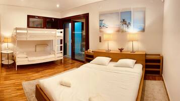 5 sovrum, värdeförvaringsskåp på rummet och skrivbord