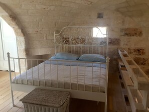 2 bedrooms, iron/ironing board, bed sheets - Ostuni: old independent house in a beautiful land with secular olives grove (OSTUNI)