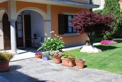 House with garden a few steps from the beach and the center