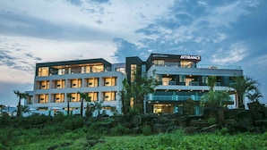 Ein modernes Hotel mit mehreren Etagen, Balkonen und einer gut sichtbaren Schilder für 'ATTIRANCE'.