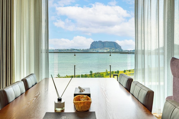 Premium bedding, free minibar, blackout drapes, soundproofing