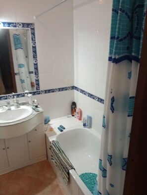 Bathtub, hair dryer, bidet, towels - Apartment In A Quiet Location At Castelos Da Rocha (Portimão)