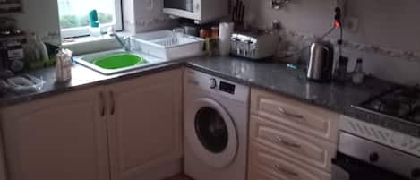 Geladeira, micro-ondas, fogão, cooktop