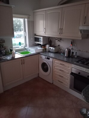 ثلاجة، ميكروويف، فرن، موقد طهي مسطح