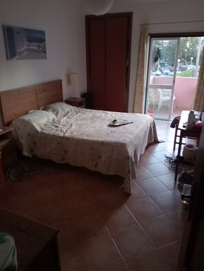 1 غرفة نوم وخزنة داخل الغرفة ومكواة/لوح كي وسرير سفر