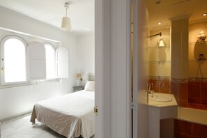 Ensemble douche/baignoire, sèche-cheveux, serviettes fournies, savon