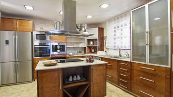 Een koelkast, een magnetron, een oven, een kookplaat