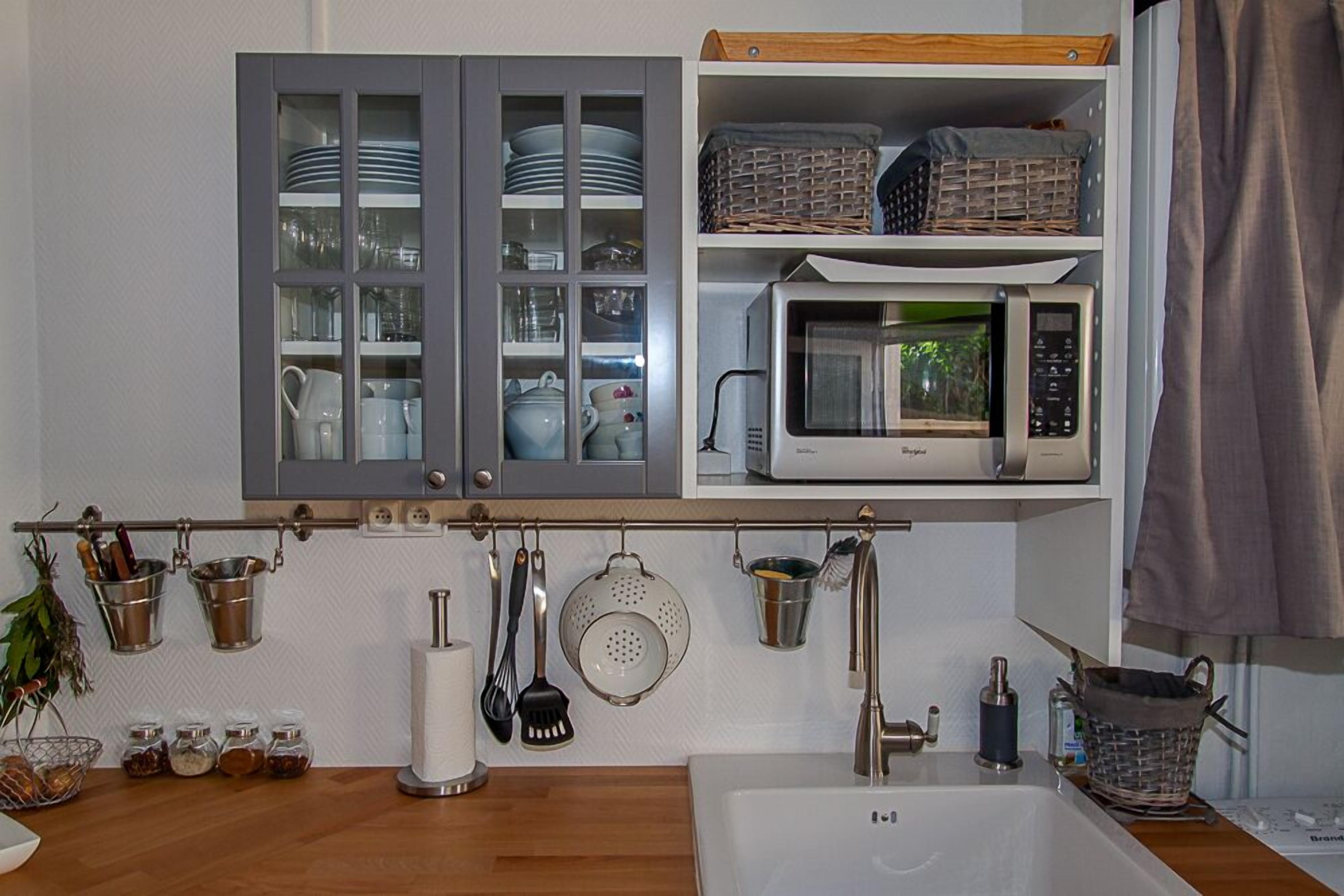 Réfrigérateur, micro-ondes, four, plaque de cuisson