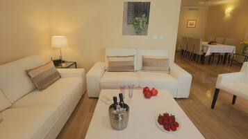 Een televisie en boeken