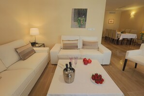 TV, books - Luxurious Apartment in Epicentro: Parking + Free Wi-Fi, A / C, 3 BR + 3 WC, no noise (Sevilla)