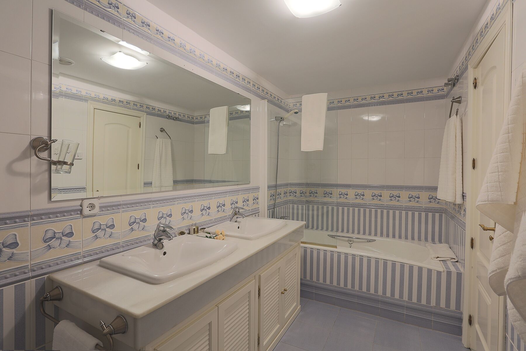 Ducha y bañera combinadas, secador de pelo, bidé y toallas