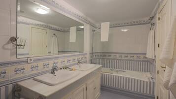 Ducha y bañera combinadas, secador de pelo, bidé y toallas