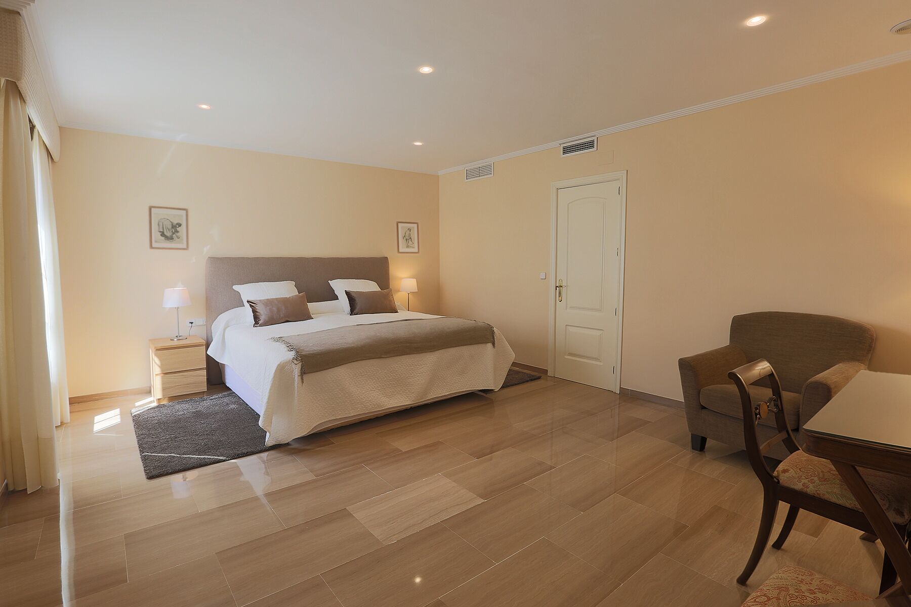 3 chambres, bureau, fer et planche à repasser, lit parapluie