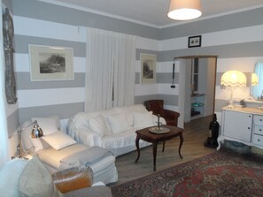 TV, fireplace, DVD player, books - The Gate Lodge is a 180 Mq Villa with Park (Veneto)