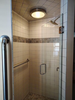 Habitación, baño privado | Baño | Regadera, regadera con hidromasaje, amenidades de baño gratuitas 