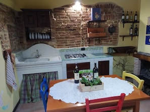 Kühlschrank, Ofen, Herdplatte, Wasserkocher mit Kaffee-/Teezubehör