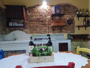 Kühlschrank, Ofen, Herdplatte, Wasserkocher mit Kaffee-/Teezubehör