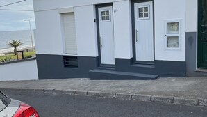 Een wit gebouw met twee deuren, een klein raam en een bord met de tekst 'ProViSe'.