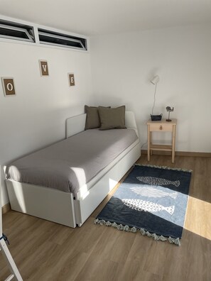 2 habitaciones, tabla de planchar con plancha y acceso a internet 
