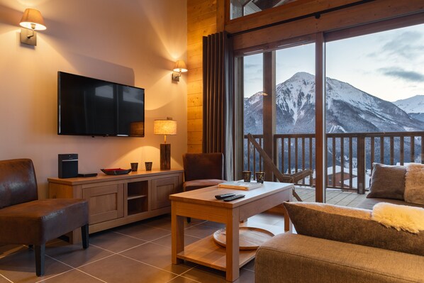 TV, DVD player, stereo - "LES CHARDONS" APARTMENT - 8 Pers - SKI-BY-FOOT - CHAMPAGNY - LA PLAGNE (Champagny-En-Vanoise)