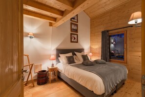 3 chambres, fer et planche à repasser, lit de bébé portatif