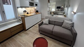 A compact living space with a kitchenette, a sofa, and a dining area. - Beautiful & quiet flat, ideally located (Paris)