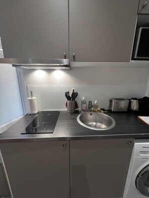 Kühlschrank, Mikrowelle, Ofen, Herdplatte