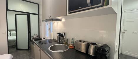 冷蔵庫、電子レンジ、オーブン、コンロ