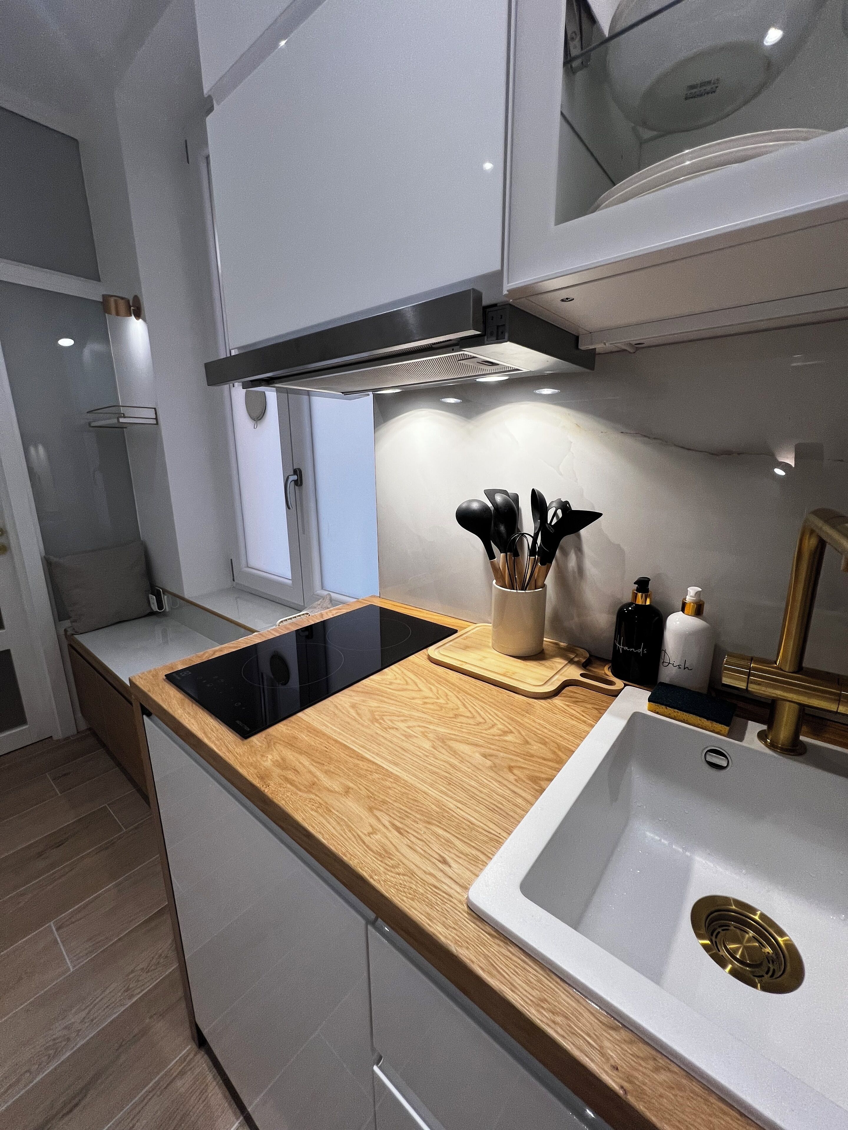 Frigorifero, microonde, forno, piano cottura