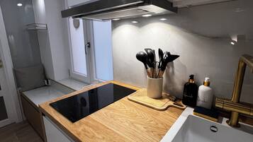 Frigorifero, microonde, forno, piano cottura