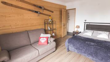 2 bedrooms, iron/ironing board, free WiFi