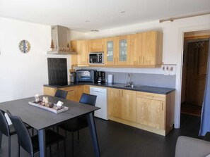 Dining - Spacious gîte Authentic 25m² south-facing terrace Facing the shuttle bus stop (Font-Romeu-Odeillo-Via)