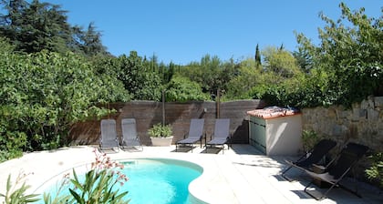 Agréable maison en pierre avec piscine privé et confort moderne.